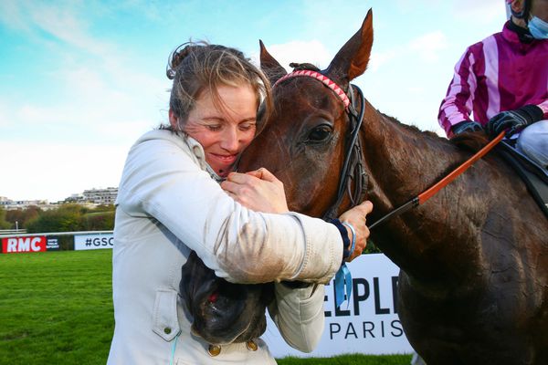 Louisa Carberry, entraîneur de Sennones gagne le Grand Steeple-Chase de Paris