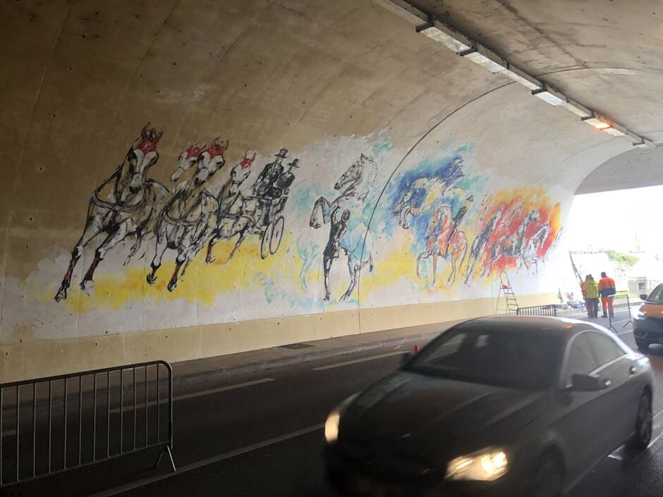 Saumur. 25 mètres de fresque équestre sont entrés dans le tunnel