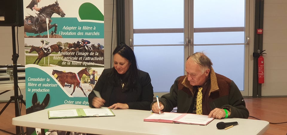 Signature du Cap filière Equins 4G le 19 novembre lors du salon de Ferme Expo de Tours